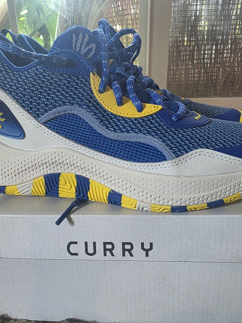Under Armour- CURRY- Big Kids 6